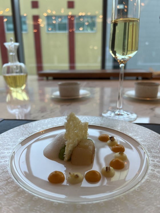 Tea and tea food served at the lounge bar of Le Meridien Seoul Myeongdong, located in Jung District, central Seoul. The tea is often dubbed the champagne of the world of tea because the color and taste are similar to those of champagne. [SEO JEONG-MIN] 