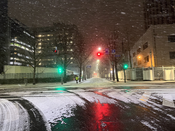 Snow flurries fall in Seoul at dawn of Monday. [YONHAP] 