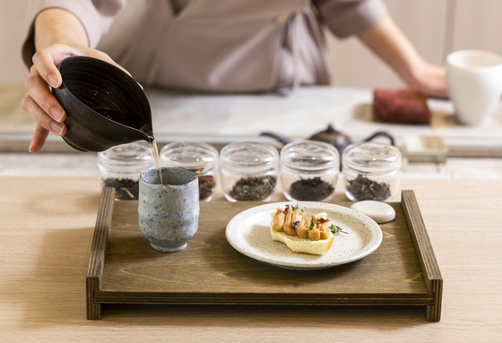 Red bellflower tea is served with complementary food, which is a canape. The tea is included as one of the winter tea courses available at Cocosienna, a posh teahouse located in Yeonnam-dong of Mapo District, western Seoul. [KIM SANG-SEON]  