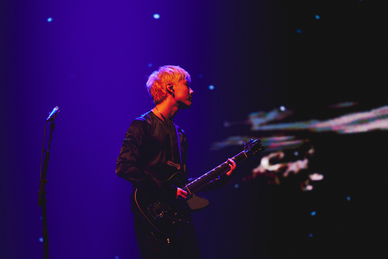 Singer-songwriter WOODZ performs at his "OO-LI Finale″ concert on Friday at Jamsil Indoor Stadium before starting his military service on Monday [EDAM ENTERTAINMENT]