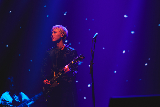 Singer-songwriter WOODZ performs at his "OO-LI Finale″ concert on Friday at Jamsil Indoor Stadium before starting his military service on Monday [EDAM ENTERTAINMENT]