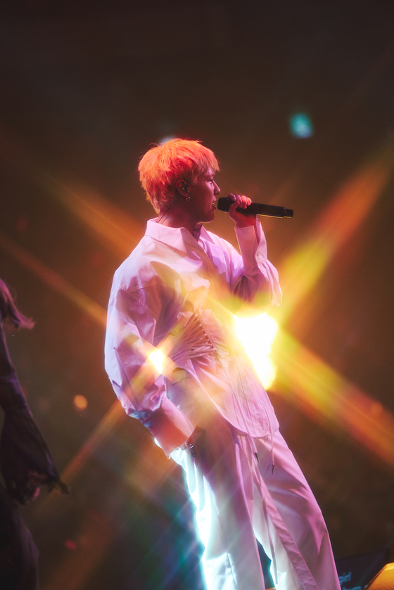 Singer-songwriter WOODZ performs at his "OO-LI Finale″ concert on Friday at Jamsil Indoor Stadium before starting his military service on Monday [EDAM ENTERTAINMENT]