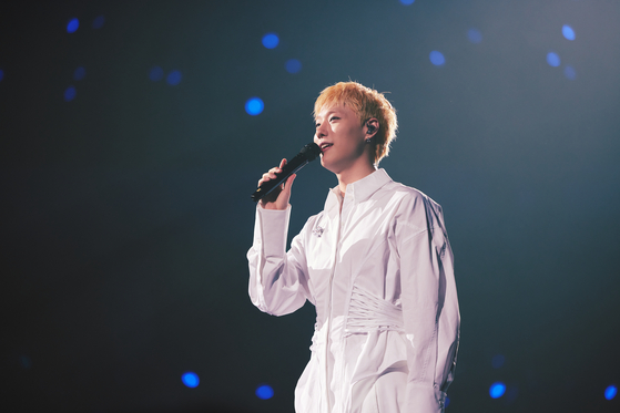 Singer-songwriter WOODZ performs at his "OO-LI Finale″ concert on Friday at Jamsil Indoor Stadium before starting his military service on Monday [EDAM ENTERTAINMENT]