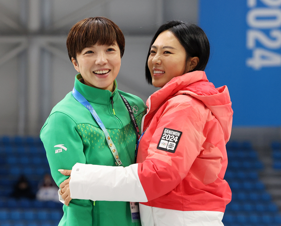 Retired speed skating legend Lee Sang-hwa, right, hugs fellow skater and friend Nao Kodaira of Japan, a gold medalist in the women's 500-meter speed skating contest at the 2018 Pyeongchang Winter Olympics at Gangneung Speed Skating Stadium in Gangneung, Gangwon on Monday. [NEWS1]