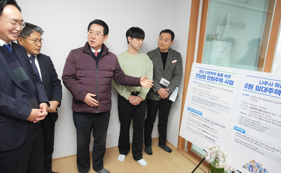 South Jeolla Governor Kim Yung-rok meets young residents living in ″$10 rental housing″ in Naju, South Jeolla in January. [NEWS1]