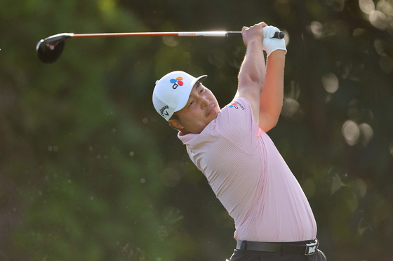 Lee Kyoung-hoon plays his shot from the fifth tee during the first round of the Sony Open in Hawaii at Waialae Country Club on Jan. 11 in Honolulu, Hawaii. [AFP/YONHAP]