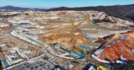 A construction site for the world's largest semiconductor cluster to house Korean chipmakers, including Samsung Electronics and SK hynix, in Yongin, Gyeonggi. [Yonhap]