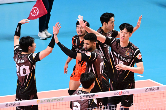Ansan OK Financial Group Okman players celebrate during a V League game against Seoul Woori Card Woori Won at Jangchung Arena in central Seoul on Jan. 10. [KOVO]
