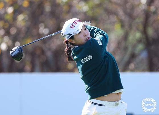 Im Jin-hee hits a shot during the SK Shieldus-SK Telecom Championship held at La Vie est Belle Golf & Resort in Chuncheon, Gangwon on Nov. 12, 2023. [NEWS1] 