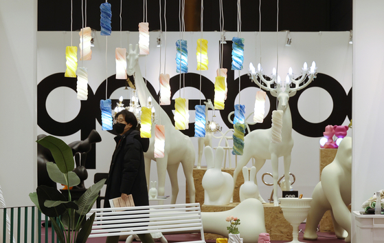 A visitor looks around a Hotel Fair 2024 exhibition held at Coex, Gangnam, southern Seoul on Wednesday. The Hotel Fair is a B2B hospitality industry event where emerging products, services and solutions for hotel development, architecture, construction and management industries are showcased. This year's keywords for the fair are eco-friendly ESG (environmental, social, and corporate governance), wellness hospitality, retail experience and digital innovation. [YONHAP]