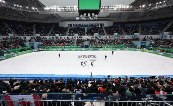 Gangneung Ice Arena in Gangneung, Gangwon is packed with spectators for the final of the men's and women's 500-meter short track speed skating competition on Monday.  [YONHAP]
