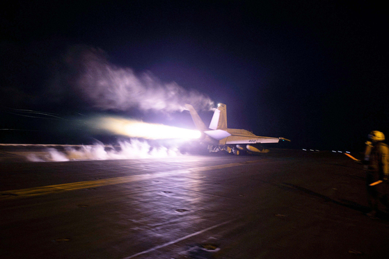 In this photo released by the U.S. military's Central Command on Monday, U.S. and British forces, with support from Australia, Bahrain, Canada, and the Netherlands, conduct strikes on eight Houthi targets in Iranian-backed Houthi terrorist-controlled areas of Yemen. [AFP/YONHAP]