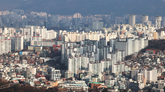 Apartment buildings seen from Mount Namsan in Jung District, central Seoul, on Monday [YONHAP] 