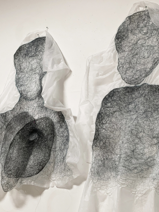A textile craft by Jung So-yun that is a work in progress. The cloth-like material is alginate foil, which melts in water after the sewing is completed. [JUNG SO-YUN]