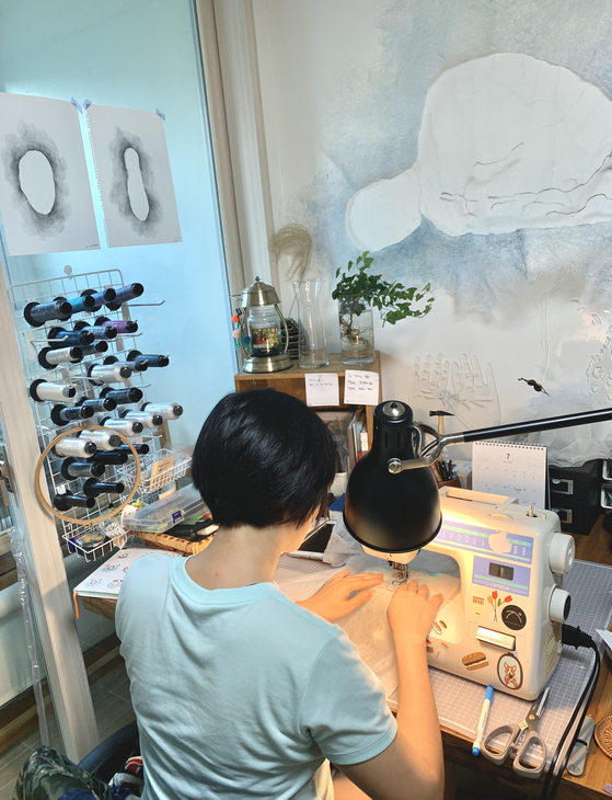 Jung So-yun works in her studio. [JUNG SO-YUN]