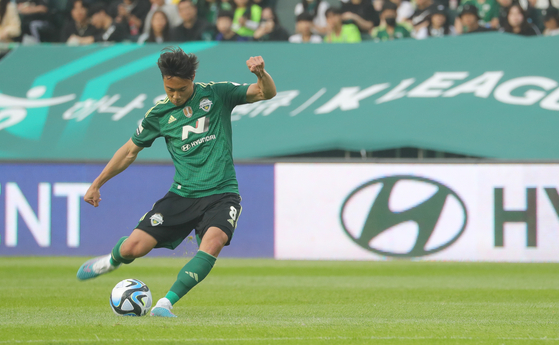 Jeonbuk Hyundai Motors' Paik Seung-ho takes a free kick during a K League game against Suwon FC at Jeonju World Cup Stadium in Jeonju, North Jeolla on May 21, 2023. [NEWS1] 