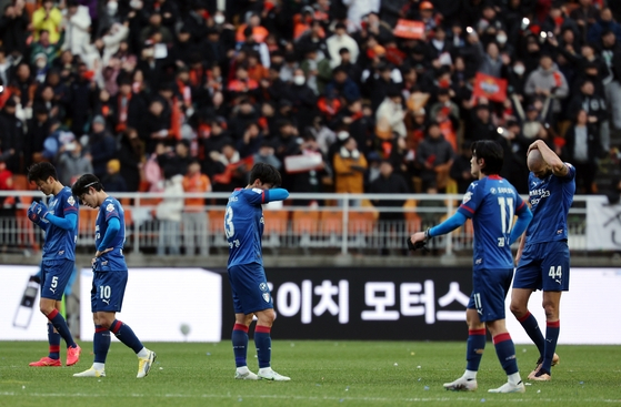 The Suwong Samsung Bluewings react after a 0-0 draw with Gangwon FC in the K League at Suwon World Cup Stadium in Suwon, Gyeonggi on Dec. 2, 2023. [NEWS1]