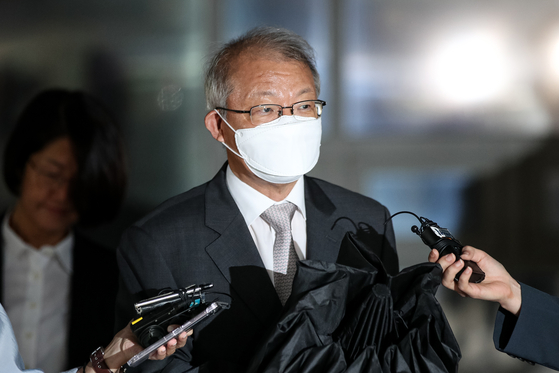 Former Supreme Court Chief Justice Yang Sung-tae leaves the Seoul Central District Court in southern Seoul after attending his final hearing on Sept. 15, 2023. The court on Friday acquitted him of all 47 charges, including accusations of seriously breaching his duties as a judge by meddling in trials. [NEWS1] 