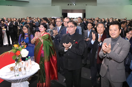 From second from front left, spouse of ambassador of India to Korea Surabhi Kumar, Ambassador of India to Korea Amit Kumar and Democratic Party Rep. Lim Jong-seong, also the vice president of the Korea-India parliamentary friendship group and members of the diplomatic community in Korea celebrate the 75th Republic Day of India at the Floating Island Convention Center in Sevit Island in southern Seoul on Friday. [PARK SANG-MOON]