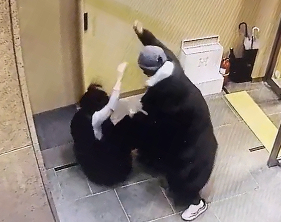 The CCTV footage of the attacker striking the People Power Party lawmaker Bae Hyun-jin in a building in Sinsa-dong, southern Seoul, last Thursday. [NEWS1]