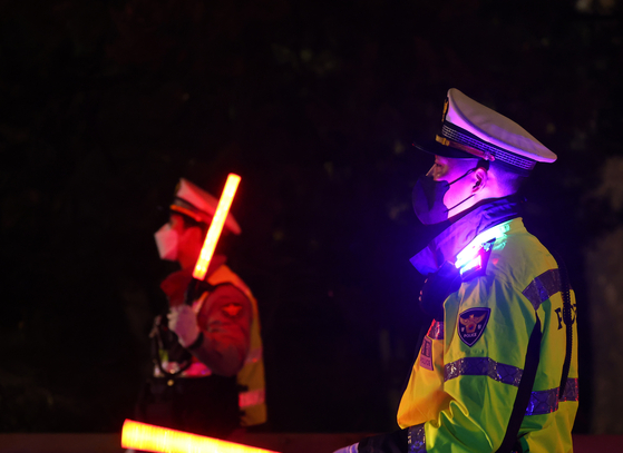 Mapo police conducts DUI stops in Seoul in December 2023. The picture is unrelated to the story. [YONHAP] 