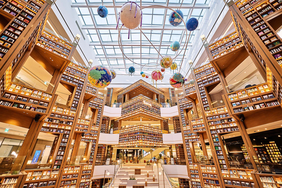 Starfield Library in the newest Starfield Suwon mall in Gyeonggi [SHINSEGAE PROPERTY]
