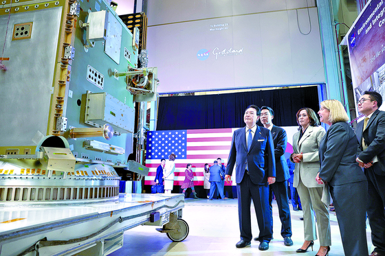 Korean President Yoon Suk Yeol, left, and U.S. Vice President Kamala Harris, center, tour NASA's Goddard Space Flight Center in Greenbelt, Maryland, on April 25, 2023. [JOINT PRESS CORPS]