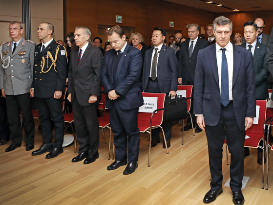 Front row from left: German Defense Attache Col. Andre Bosing, Israeli Defense Attache Capt. Asaf Livneh, U.S. Ambassador to Korea Philip Goldberg, German Ambassador to Korea Georg Schmidt and Israeli Ambassador to Korea Akiva Tor stand during a minute of silence at the beginning of a ceremony marking International Holocaust Remembrance Day at the Goethe-Institut in Yongsan District, central Seoul, on Monday. [PARK SANG-MOON]