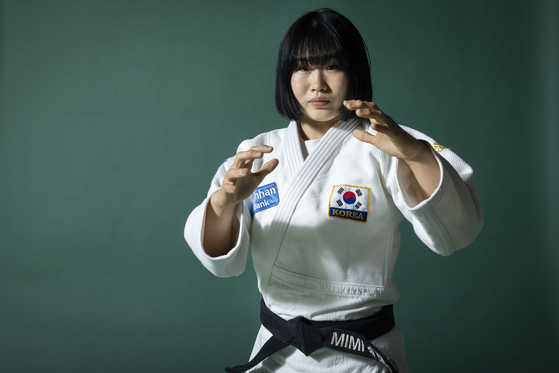 Judoka Huh Mi-mi poses for a photo during an interview with the JoongAng Ilbo at the JoongAng Building in western Seoul on Dec. 28 last year. [JOONGANG ILBO] 