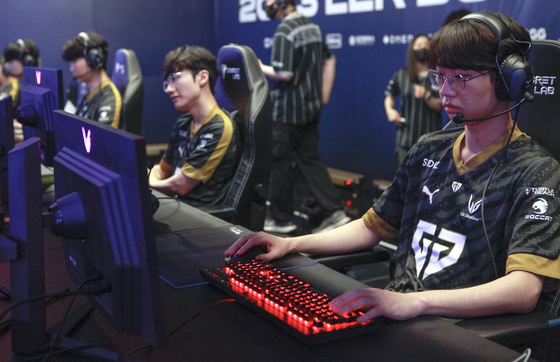 Generation G (Gen.G) players gear up ahead of the 2023 League of Legends Champions Korea (LCK) Summer finals in August. [YONHAP]