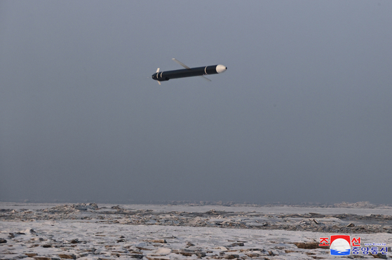A Hwasal-2 cruise missile flies at low altitude on the western coast of North Korea on Tuesday morning in this photo released by Pyongyang's state-controlled Korean Central News Agency on Wednesday. [YONHAP]
