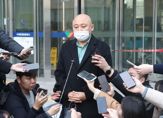 Webtoonist Joo Ho-min comments on the Suwon District Court's ruling aganist the speical needs teacher on Thursday in Suwon, Gyeonggi. [YONHAP]
