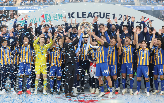Ulsan Hyundai, now called Ulsan HD, players celebrate winning the 2023 K League 1 at Ulsan Munsu Football Stadium in Ulsan on Dec. 3, 2023. [YONHAP] 