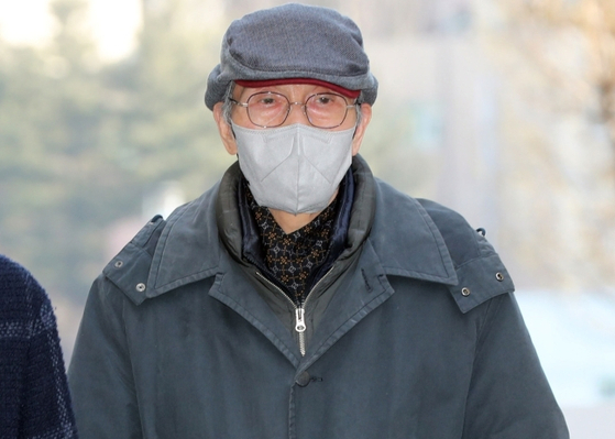 Actor O Yeong-su heads to the Seongnam Branch of Suwon District Court in Gyeonggi on Friday. [YONHAP]
