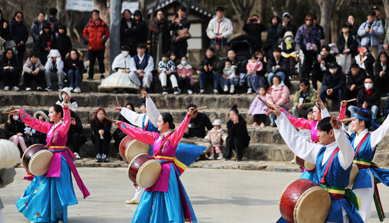 Visitors enjoy traditional Korean folk dances and music at Korean Folk Village in Yongin, Gyeonggi, on Sunday, the day of Ipchun, or the onset of spring according to the lunar calendar. The daytime high in the greater Seoul area hit 12.2 degrees Celsius (53.96 degrees Fahrenheit), marking the warmest Ipchun since 1973. [YONHAP]