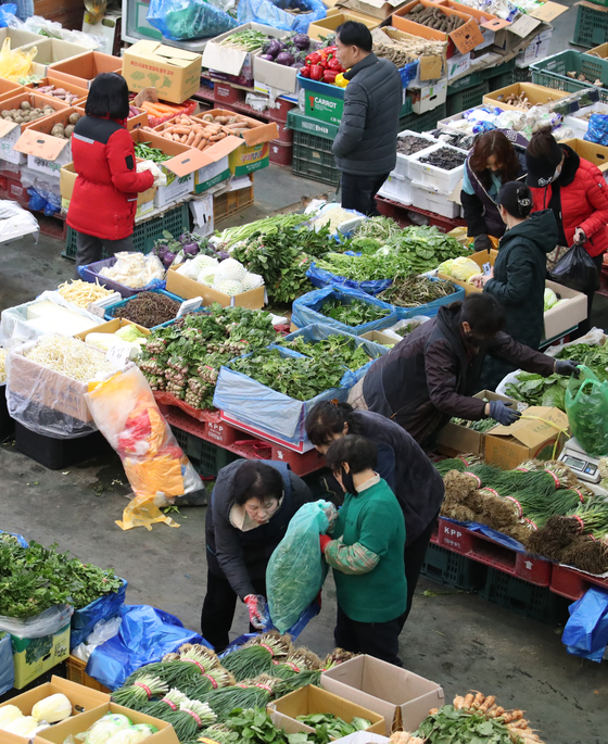 With Lunar New Year approaching, Monday at Noeun Agricultural and Marine Products Market in Daejeon is bustling with people buying groceries. According to the Ministry of Agriculture, Food, and Rural Affairs, consumer prices for apples have increased by 12.2 percent and pears by 20.3 percent compared to last year's Lunar New Year season due to the aftermath of weather-related disruptions in production. [NEWS1]