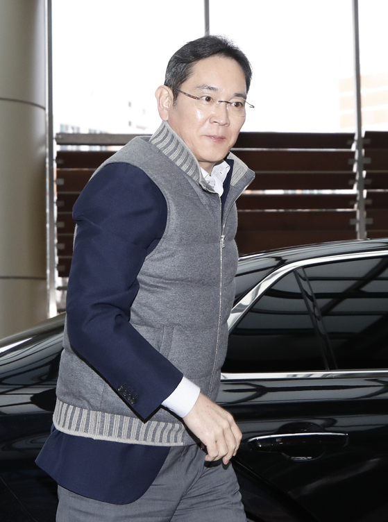 Samsung Electronics Executive Chairman Lee Jae-yong is seen at Gimpo International Airport on Tuesday as he leaves for Abu Dhabi. This is his first appearance after attending the trial on Monday regarding stock manipulation and accounting fraud on the merger of two Samsung companies in 2015. He was acquitted by the court, lifting a significant legal risk. [NEWS1]