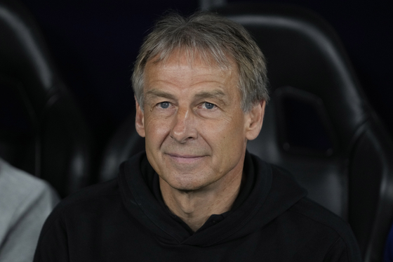 Korea's head coach Jurgen Klinsmann looks on at the Asian Cup semifinal. [AP/YONHAP]