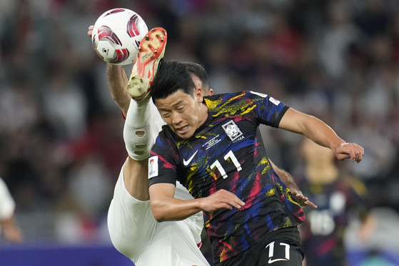 Korea's Hwang Hee-chan, right, and Jordan's Ehsan Haddad vie for the ball. [AP/YONHAP]