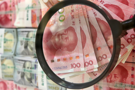 Chinese yuan is inspected at Hana Bank’s Counterfeit Notes Response Center in Jung District, central Seoul, on Aug. 22. [NEWS1]