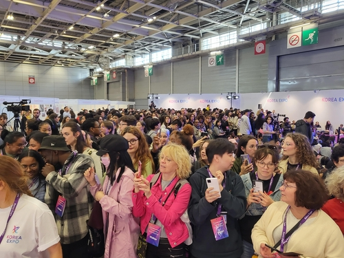 Fans await ″Squid Game″ (2021) actor Lee Jung-jae during the ″Korea Expo″ festival held on May 13 in Paris, France. [YONHAP]