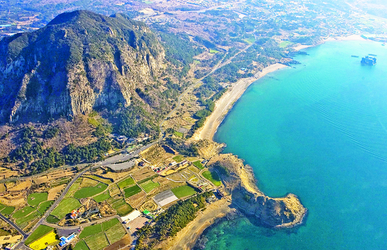 Yongmeori Coast in Seogwipo, Jeju is a natural monument and a core geological site of the UNESCO Global Geopark. [JOONGANG PHOTO]