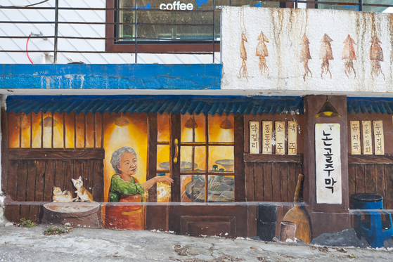 One of Nongoldam-gil's attractions are murals painted on walls of old buildings. [CHOI SEUNG-PYO]