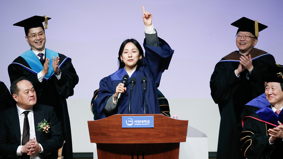 Singer Lee Hyo-ri makes a commencement speech during Kookmin University's graduation ceremony on Wednesday. [NEWS1] 