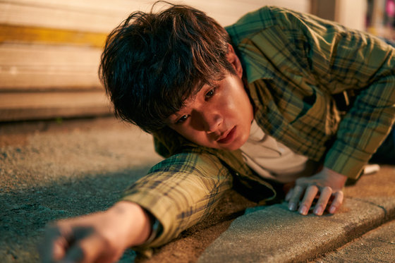 A scene from the Netflix original series "A Killer Paradox," starring actor Choi Woo-shik as Lee Tang, an ordinary college student who discovers an uncanny ability to identify evildoers [NETFLIX]