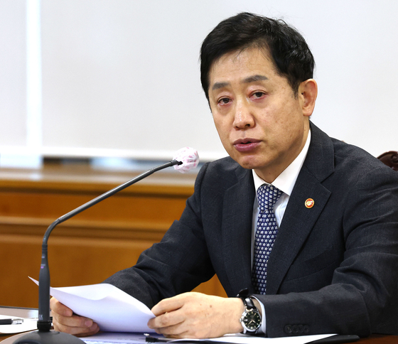 Financial Services Commission Chairman Kim Joo-hyun speaks in a conference with the heads of banks in central Seoul on Thursday. [YONHAP]