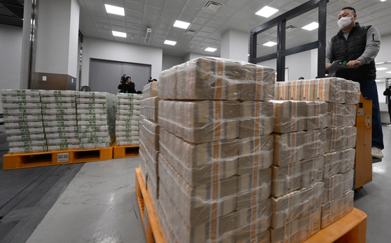 Cash transport personnel at the Bank of Korea's headquarters in Jung District, central Seoul, are busy preparing to distribute funds for the Lunar New Year holiday to commercial banks on Feb. 5. [YONHAP]