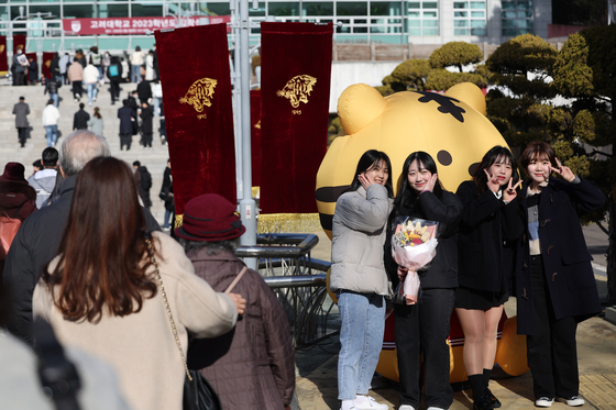 Students take a photo during Korea University's matriculation ceremony in March last year. [YONHAP}