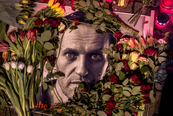 Flowers and a photo of Russian opposition leader Alexei Navalny are placed near the Russian consulate in Frankfurt, Germany, on Saturday, the day after his death was announced by Russian authorities. [AP/YONHAP]