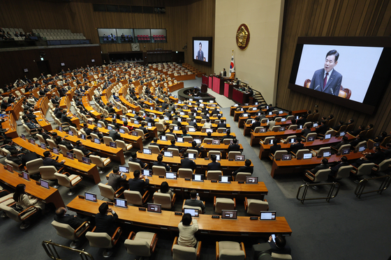 National Assembly Speaker Kim Jin-pyo gives a speech at a plenary session at the National Assembly in Yeouido, western, Seoul on Monday. [YONHAP]